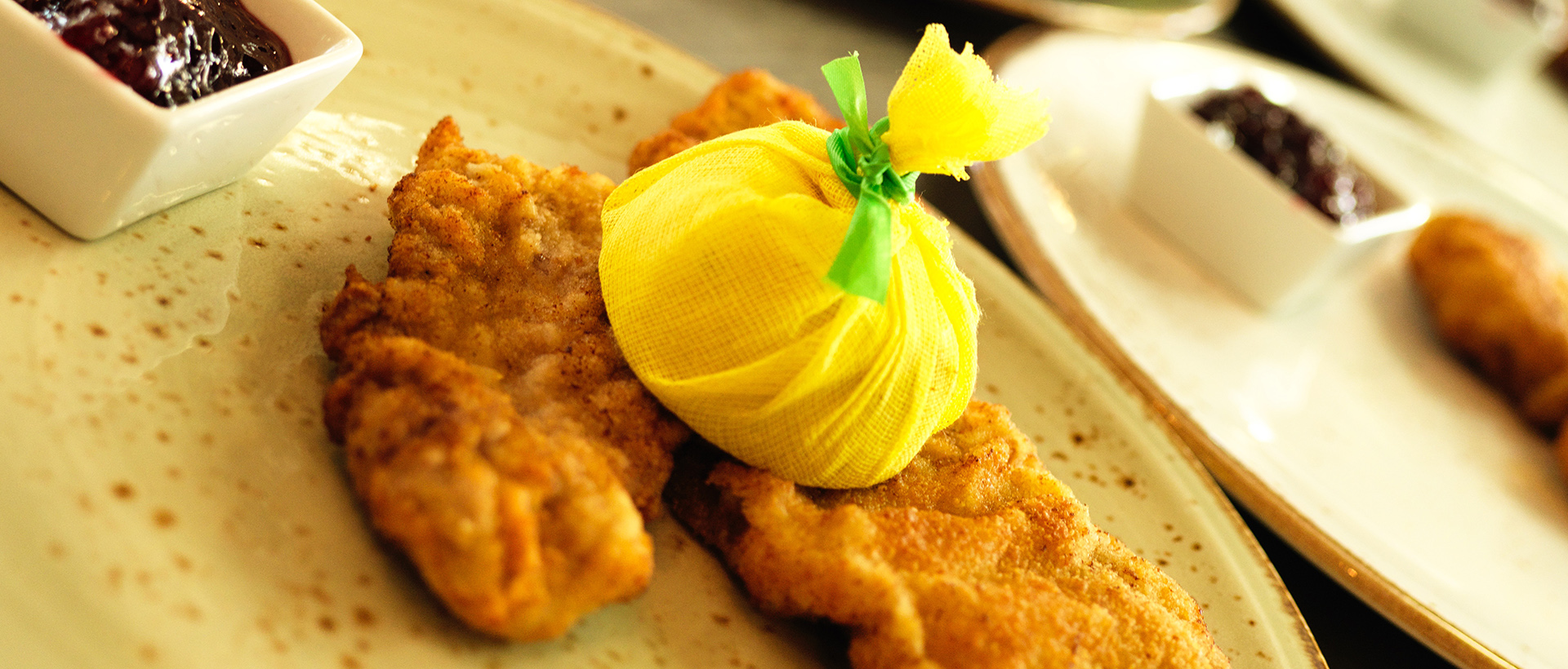 Schnitzel im Biergarten Bückingsgarten in Marburg Schnitzel im Biergarten Bückingsgarten in Marburg