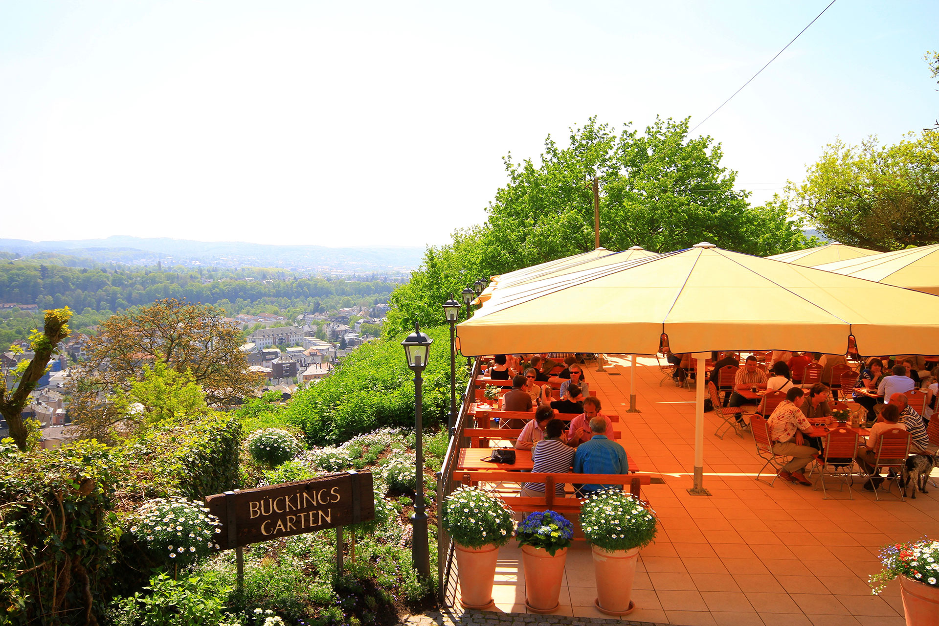 Die Sonnenterrasse des Restaurant Bückingsgarten mit besten Blick über Marburg